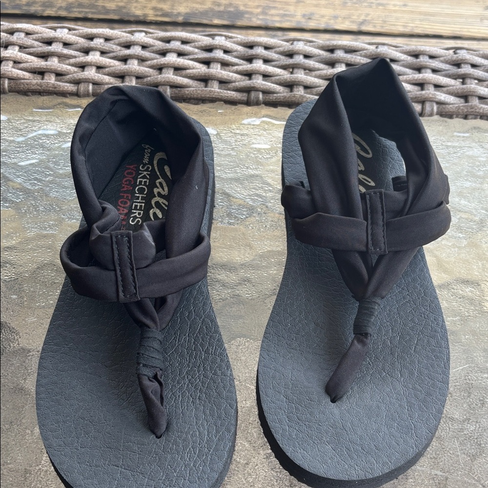 Skechers- Cali Black Yoga Foam Sandals - Picture 3 of 7